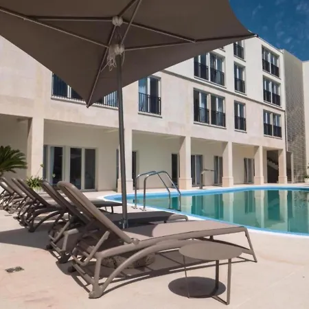 Garden Palace - Sembid With Terrace * אומאג